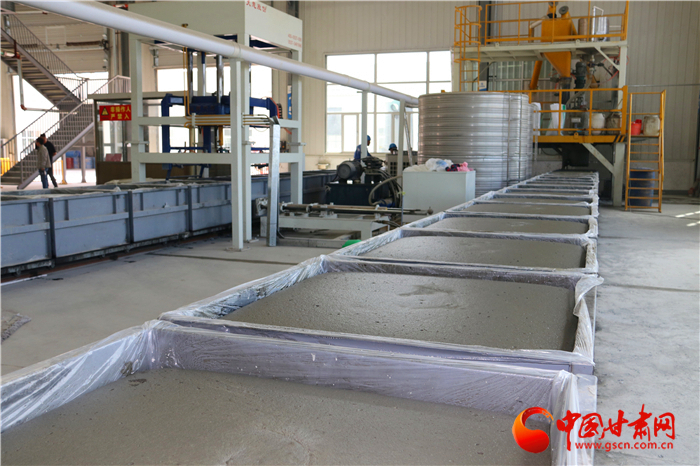 “水泥面包”造墙体 甘肃革新建筑材料细算环保账（组图）