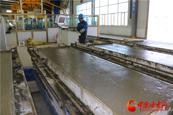 “水泥面包”造墙体 甘肃革新建筑材料细算环保账（组图）